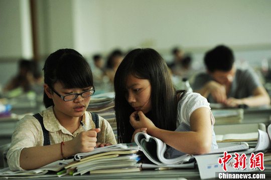 6月2日,不少高三学生正在学校自习室内努力学习.陈超 摄