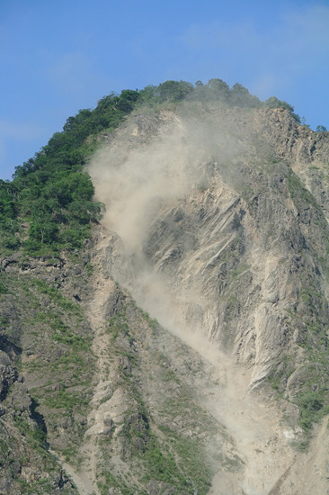 7级地震 山头瞬间崩塌犹如走山(组图)