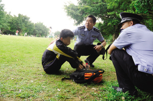 吸引了许多家长及小朋友的参与,还现场处置了一起孩子离家出走事件