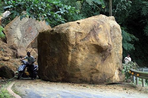6月2日，台湾南投县竹山镇天梯游乐区巨石崩落，道路中断。新华社发