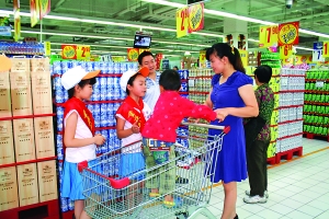 超市里 孩子们劝导大人文明购物(图)