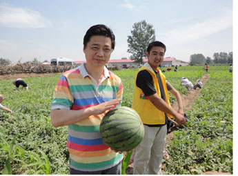 2011年8月,崔永元参加京郊瓜农“摘瓜加菜”募捐活动。