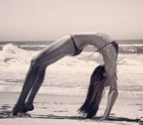 米兰达-可儿海滩秀高难度瑜伽动作。