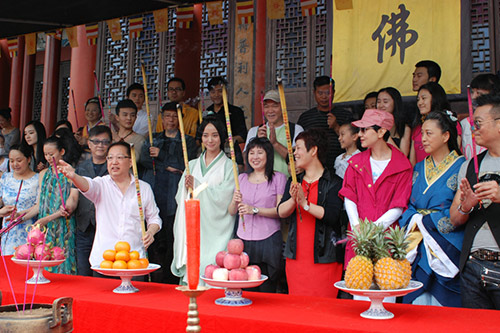 左起第三刘家豪、王珞丹、梅小青、赵依芳