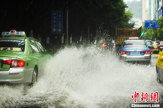 广州突降暴雨个别路段出现水浸(图)
