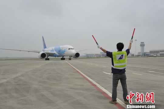 图为中国引进的首架波音787“梦想客机”飞抵揭阳潮汕机场。 蔡中 摄