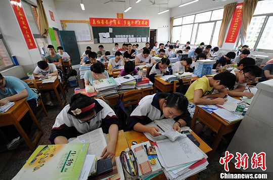 高三学生正在教室内复习.杨华峰 摄