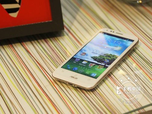 华硕PadFone2正面图