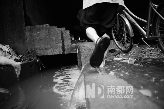没有护栏、没有警示牌、没有光亮,科韵路西侧北环高速桥下涵洞,各色人群依旧蹚着没过膝盖的积水在洞中穿行。罗某带着女儿,眼巴巴看着这个将他妻子吞没的涵洞手足无措。6月3日晚9时,风大雨大,湖南籍女子王某经过涵洞时不慎掉入涵洞内的暗渠,至今未见踪影。 人同单车瞬间被淹没 6月3日晚9时许,雷雨大作的夜晚,王某同往常一样,下班后和7名同事推着单车通过涵洞回岑村的出租房。此时,水位已经高达单车座椅处,而涵洞一侧的水渠也已经被淹没。 我们三人先过来了。同事罗小姐回想当时的情形,王某和其他四名同事