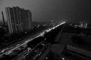 昨日中午11点半，昌平区南环东路上一片漆黑。杨波/摄