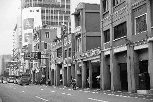 中山四路这段骑楼再次引起争议。信息时报记者 徐敏 实习生 梁钜聪 摄
