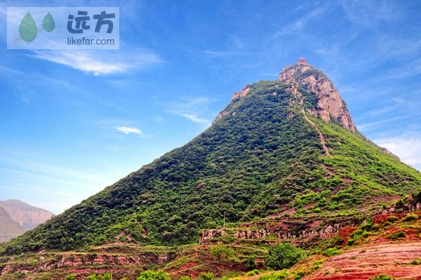穿行王硇,你会发现,这座古村落既是一座文化与历史融合的典范,更是一部聪明与智慧结合的传奇:整个村落,没有一条笔直的街道,虽然按照房屋设计可以有直的街道,但是设计者故意把它们弄成弯曲的,为的是和来犯者周旋,利用有利地势来打击进犯者;每座窗户都有根石柱在顶着,而且里边还有两扇小门,这是当时的防盗窗,为的是防止贼人入内;每座石楼都有相通之处,院院相连,户户相通,逢岔路口的石楼上都有耳房,具有瞭望功能,可以随时传递信息,整个村庄俨然是一座攻防兼备没有城墙的城堡。 而再走下去,你就会发现,你不但是在欣赏一部