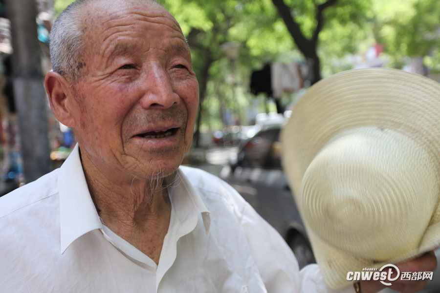 西安最热一天85岁老人蹬车卖馍 曾供孙子读大学(组图)