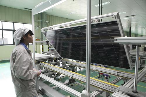 6月4日，江苏省连云港市一家能源企业的工人在检验出口欧洲的太阳能光伏产品。新华社发（司伟）