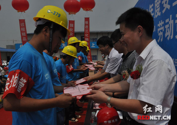 中建五局开展安全生产月活动 农民工参与消防