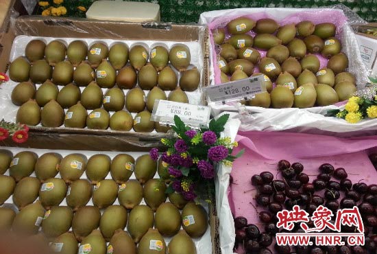 郑州市场花哨水果卖概念 高价售卖市民难分辨