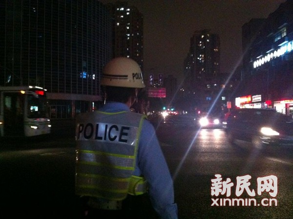 上海中心城区多区域突遭停电 地铁2号线