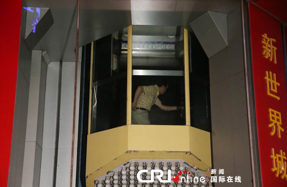 上海市区发生大面积停电 多人被困电梯内(高清