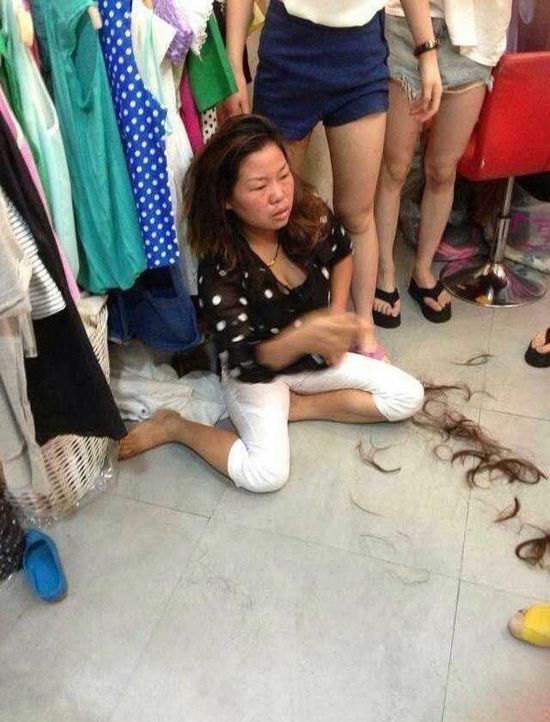温州女子偷东西败露 被店主强行剪掉头发 图(1