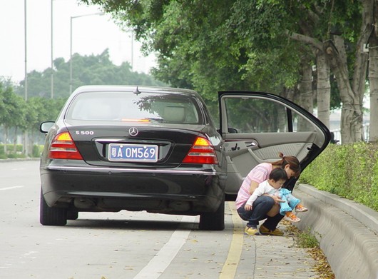 [转载] 男子尿急跳车身亡 客车司机拒停车致命案(组图