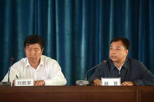 6月6日上午,德惠市副市长赫哲(右)就宝源丰禽业公司事故责任人处理