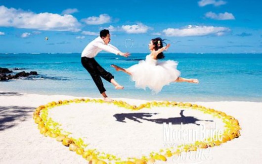 刘璇婚纱照玩"劈叉" 展示甜蜜幸福二人世界[图]
