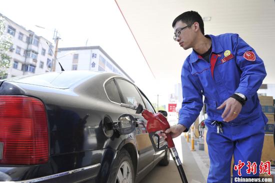 6月6日下午，中国国家发改委发布通知，。国内汽、柴油供应价格每吨分别降低95元和90元。中新社发 韦亮 摄