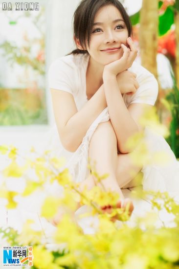 袁姗姗夏日写真 清新白衣化身正能量女孩(组图)