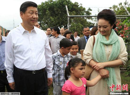 资料图：当地时间6月3日，在哥斯达黎加进行国事访问的中国国家主席习近平和夫人彭丽媛走访了当地农户萨莫拉一家。