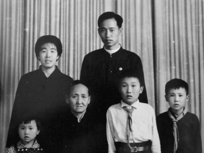 年轻时的刘士霞（后排左）。