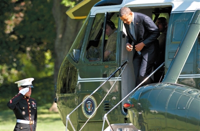 4日，奥巴马外出公务后返回白宫。