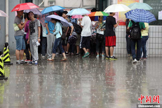 高考首日太原突降大雨 学子冒雨赴考(组图)