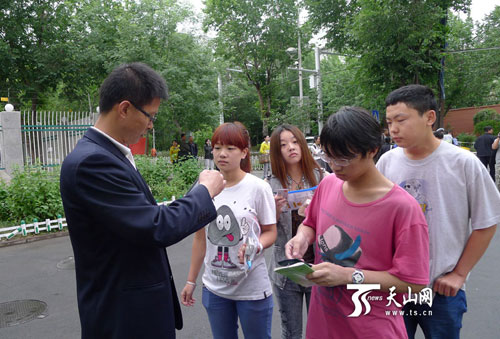 乌鲁木齐千名交警护航高考 各考点配备便民服