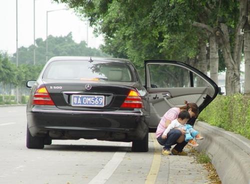 男子尿急跳车身亡 客车司机拒停车致命案