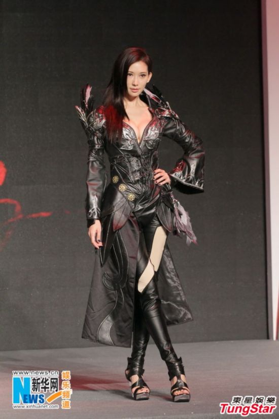 林志玲穿上黑色性感服饰,谷胸示人出席代言的内地线上游戏发布会活动.