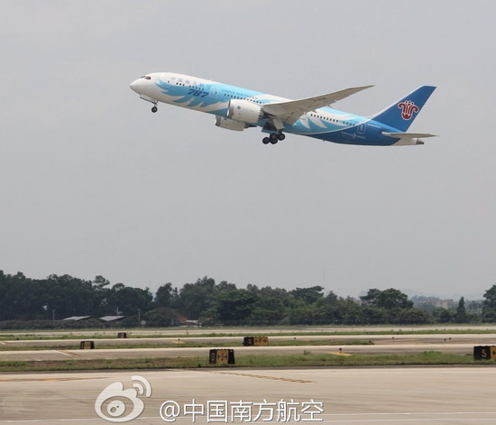 南航:中国首架波音787飞机顺利起飞 预计15时