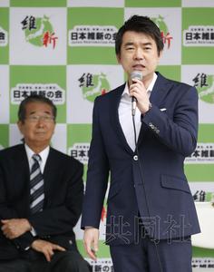 6月6日下午，日本维新会共同党首桥下彻（右）与石原慎太郎在东京涩谷进行街头演说，为参院选举寻求支持。
