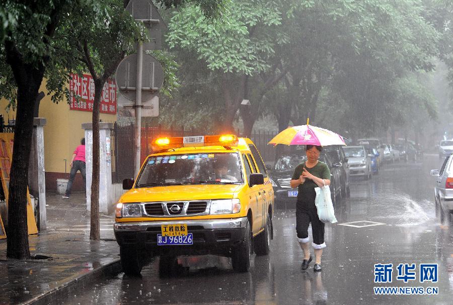 6月7日，机场工作人员在向旅客公布不正常航班信息。当日，受雷雨天气影响，截至上午10时，北京首都国际机场共取消航班47架次，延误滞留1小时以上的航班达75架次。 新华社发（马儒壮）