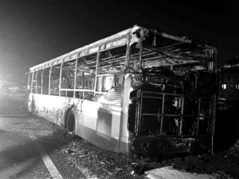 厦门BRT公交车起火目击者:至少连响3声爆炸