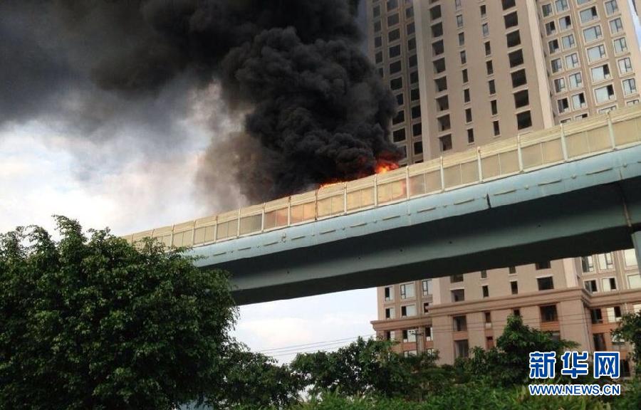 厦门一BRT公车爆炸起火 现场组图