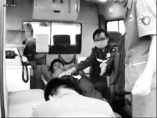 左图：受伤男子在急救车上接受救治
