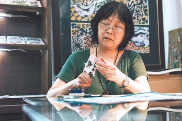 图片说明:工作中的奚小琴.张挺摄
