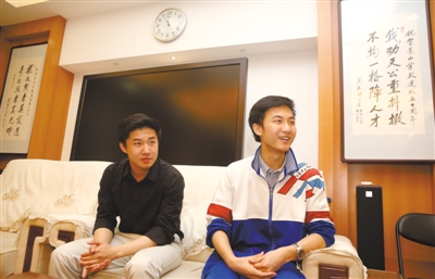 6月5日,景山中学,高三学生马健雄(右)和张鸿健(左)讲述“弃考”经历。他们都已被美国知名大学录取。新京报记者 侯少卿 摄