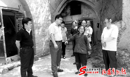 芮城县古魏镇党镇领导深入到防汛重点村王夭村展开排查工作(图)