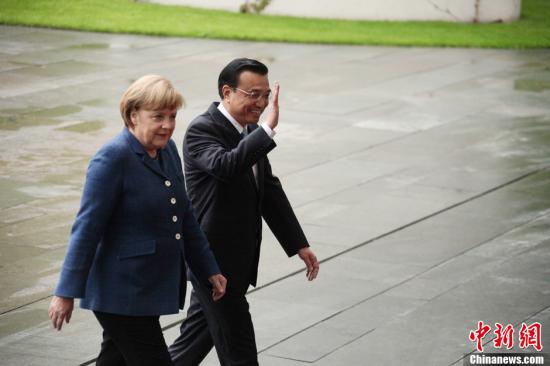 5月26日，中国国务院总理李克强在柏林出席德国总理默克尔举行的欢迎仪式。郭金超 摄