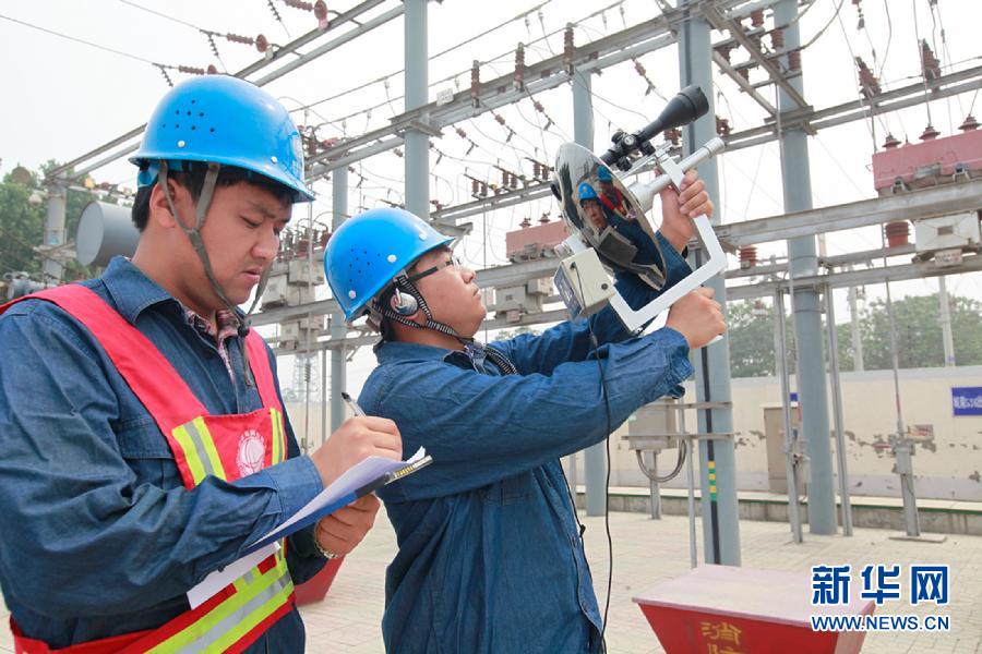 6月7日,河北景县供电公司员工利用超声波绝缘子故障探测仪对设备