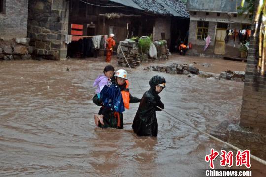 贵州省毕节市七星关区消防官兵援救被洪水围困的民众。　肖文斌　摄