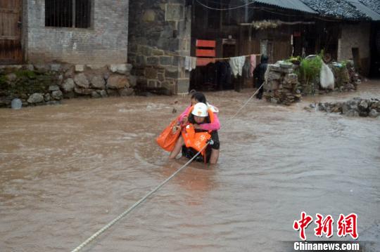 贵州省毕节市七星关区消防官兵援救被洪水围困的民众。　肖文斌　摄