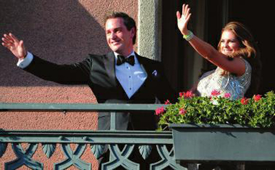 当地时间7日，玛德琳和克里斯・奥尼尔在酒店阳台上挥手