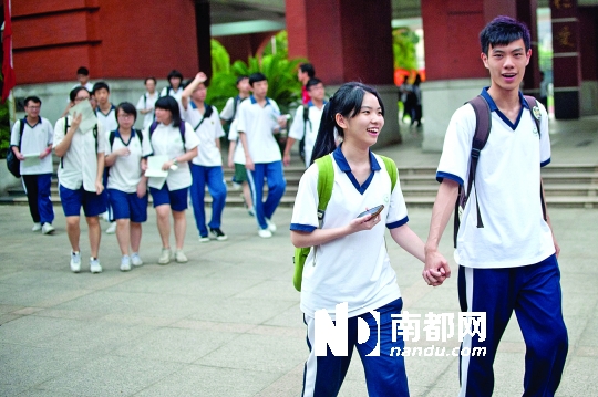 6月8日 下午,广州市第十六中学门外,两名高二学生前来为参加高考的